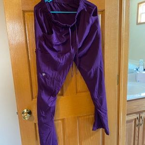 I’m great condition gently used scrub top. From smoke free home